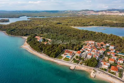 Vila 1.000 m², Zablaće kraj Šibenika, prvi red do mora - 4