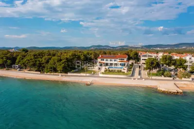 Vila 1.000 m², Zablaće kraj Šibenika, prvi red do mora - 2