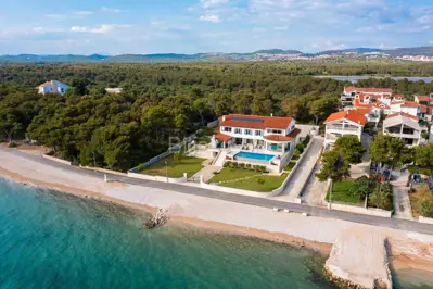 Villa 1,000 m², Zablaće near Šibenik, first row to the sea