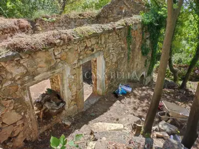 Hreljin, ruinöses Haus mit landwirtschaftlichem Grundstück 1.650 m²