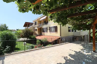 Pula Umgebung, Haus mit wunderschönem Hof und Meerblick - 15