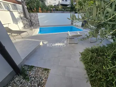 Apartman 55 m², Uvala Soline - prizemlje, bazen i okućnica - 2