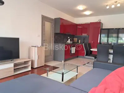Stan 60 m², Kman, Split - dvije spavaće sobe i lođa