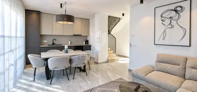 Kuća 77 m², Poreč okolica - dvije etaže, dvorište