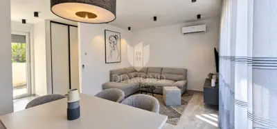 Kuća 77 m², Poreč okolica - dvije etaže, dvorište - 10
