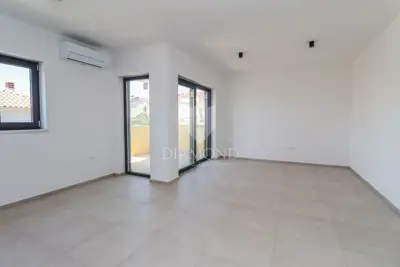 Stan 75 m², Štinjan - novogradnja s liftom i terasom - 2