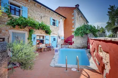 Stone house in Svetvinčenat, pool and landscaped yard