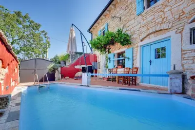 Stone house in Svetvinčenat, pool and landscaped yard - 8