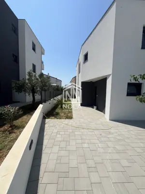 VODICE – Dvojna kuća s okućnicom, vrtom i više parkirnih mjesta - 4