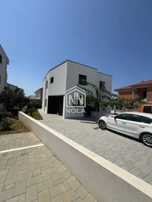 VODICE – Dvojna kuća s okućnicom, vrtom i više parkirnih mjesta - 2