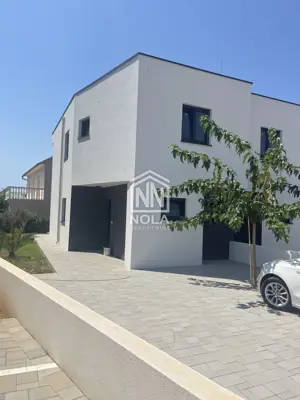 VODICE – Dvojna kuća s okućnicom, vrtom i više parkirnih mjesta