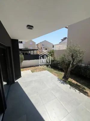 VODICE – Dvojna kuća s okućnicom, vrtom i više parkirnih mjesta - 11