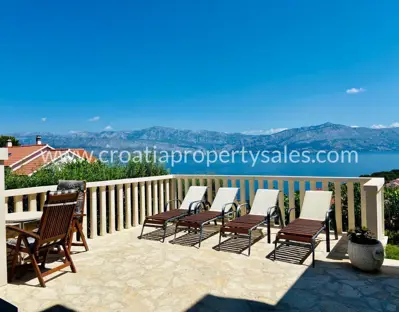 House, Brač, 204 m², 600 000 € - 3