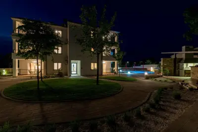 Apartment 52 m², Peroj - shared pool and garden area - 2