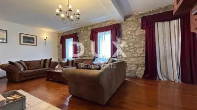Haus 530 m², Srdoči - 3 Wohneinheiten und 6 Parkplätze