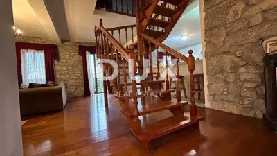 Haus 530 m², Srdoči - 3 Wohneinheiten und 6 Parkplätze - 15