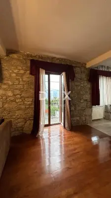 Haus 530 m², Srdoči - 3 Wohneinheiten und 6 Parkplätze - 12