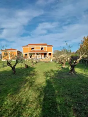 Haus zum Kauf in Poličnik, 275 m²