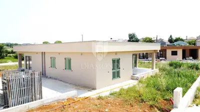 Poreč -okolica, semi-detached single-storey house with garden