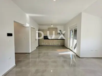 Haus 195 m², Šišan - 2 Wohneinheiten und Nebengebäude - 10