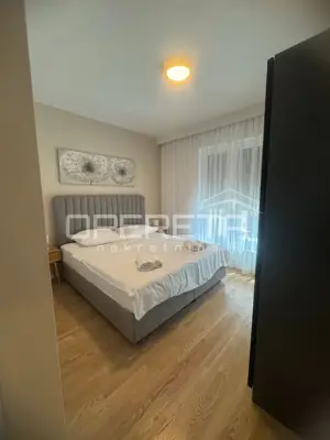 Luksuzan dvoetažni stan s privatnim bazenom, vrtom i 3 spavaće sobe - 11