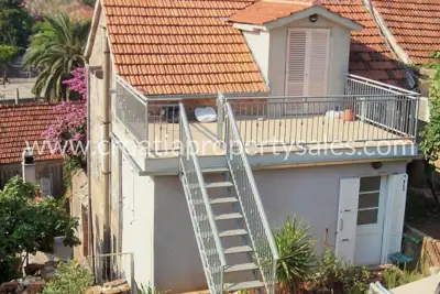 Kamena kuća na Hvaru, pogled na more i vrt s maslinama
