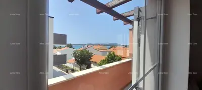 Izvrsna prilika! NEKRETNINA SA UPORABNOM DOZVOLOM. Ekskluzivna prodaja stana na top lokaciji s okućnicom i parkinim mjestom. Pogled na more!