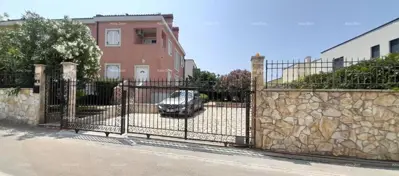 Izvrsna prilika! NEKRETNINA SA UPORABNOM DOZVOLOM. Ekskluzivna prodaja stana na top lokaciji s okućnicom i parkinim mjestom. Pogled na more! - 2