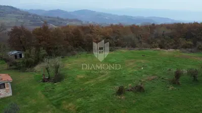 Građevinsko zemljište 766 m², Pićan - pogled na Učku