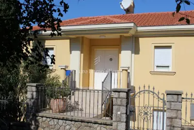 House for sale in Njivice, 402 m² - 2