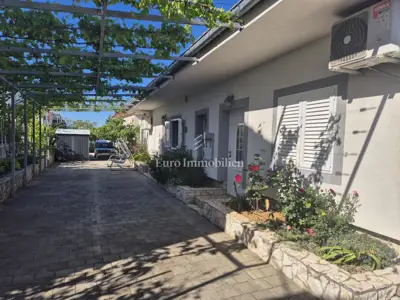 Haus in Pirovac, 3 Wohnungen und geräumiger Hof - 2