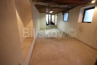 SPLIT, Manuš poslovni prostor u suterenu 60 m²