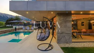 Villa 280 m², Baška on the island of Krk, 4 bedrooms and 4 bathrooms