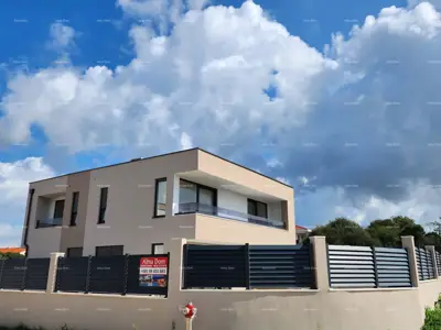 Wir verkaufen ein Haus in toller Lage. In der Nähe der Marine.