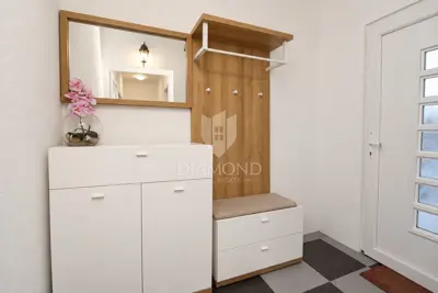 Wohnung 77 m², Dražice - ruhige Lage und offener Blick - 9