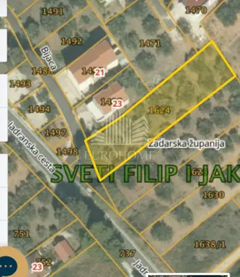 Baugrundstück 1.030 m², Sveti Filip i Jakov, 400 m vom Meer