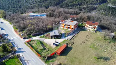 Rohbau zgrada, Labin - velika okućnica i mirno predgrađe