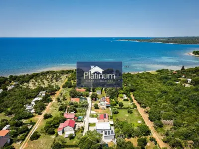 Grundstück 500 m², Peroj - 30 m vom Meer und Strand - 5