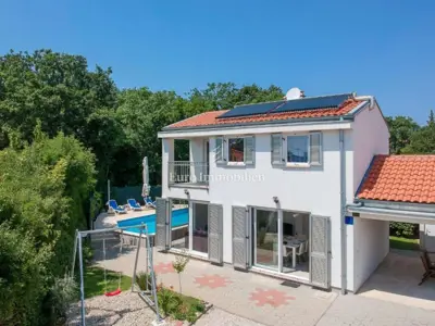 Haus 150 m², Krk - Pool und Grundstück 754 m² - 2