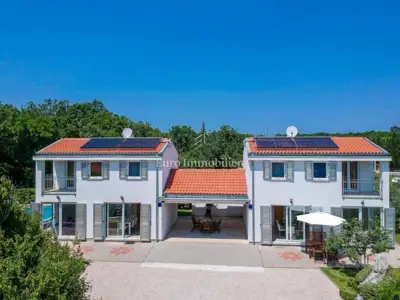 Haus 150 m², Krk - Pool und Grundstück 754 m²