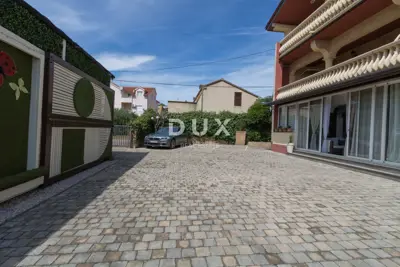 Vodice, Villa mit 7 Apartments und Pool - 3
