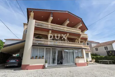 Vodice, Villa mit 7 Apartments und Pool - 2