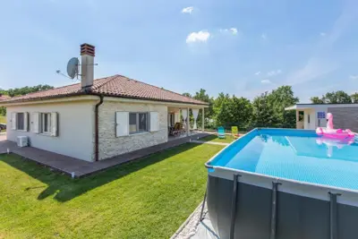 Furnished single-storey house with pool, Labin. Opportunity!