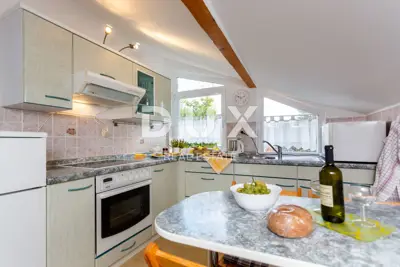 Haus 300 m², Malinska - 100 m vom Meer, 4 Apartments - 4