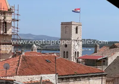 Kamena kuća u Šibeniku, stari grad, terasa s pogledom na more
