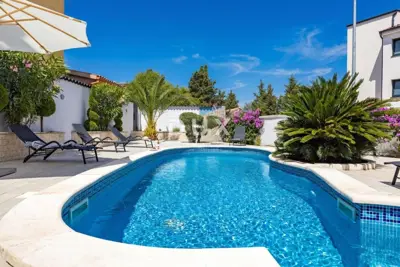 Haus 160 m², Štinjan - Pool und gepflegter Garten - 2