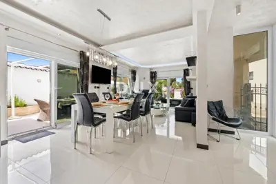 Haus 160 m², Štinjan - Pool und gepflegter Garten - 9