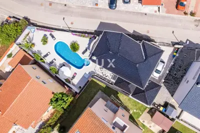 Haus 160 m², Štinjan - Pool und gepflegter Garten - 7