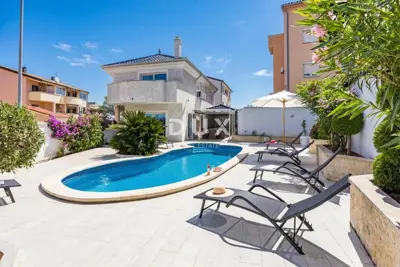 Haus 160 m², Štinjan - Pool und gepflegter Garten