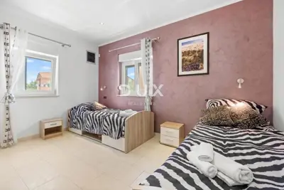 Haus 160 m², Štinjan - Pool und gepflegter Garten - 21